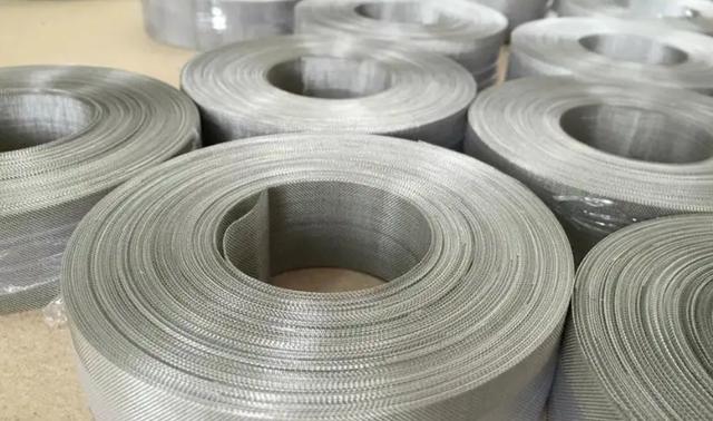 304不锈钢金属网是采用冷拔低碳钢丝,经拉拔后编织而成,具有结构合理
